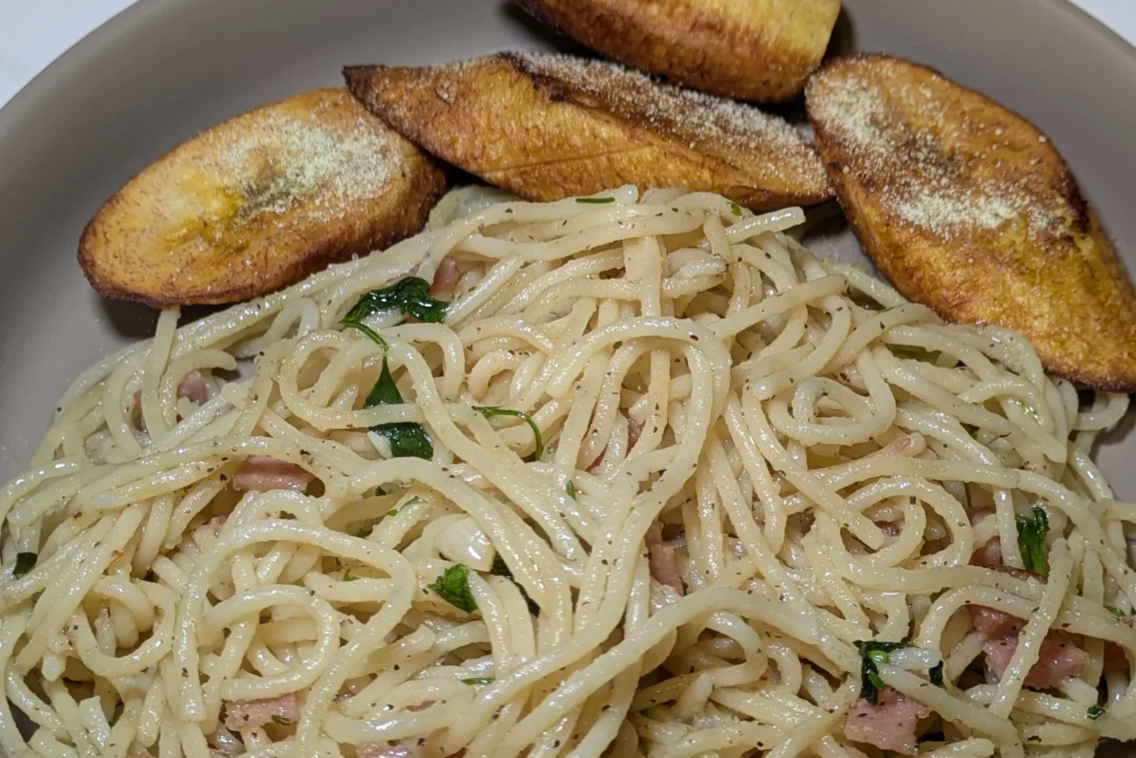 A bowl of ham pasta in olive oil.