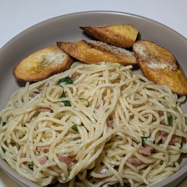 A bowl of ham pasta in olive oil.