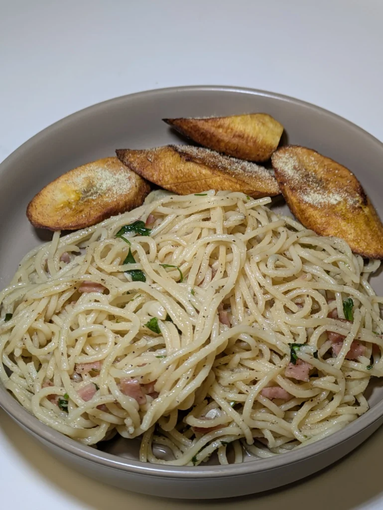 A bowl of ham pasta in olive oil.